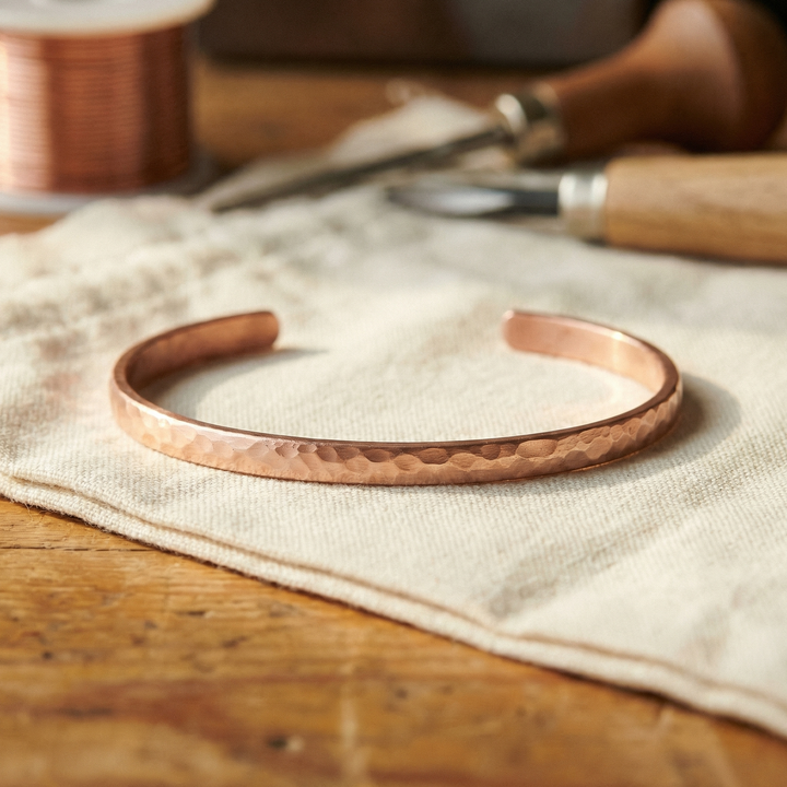 Bracelet de cheville en cuivre martelé