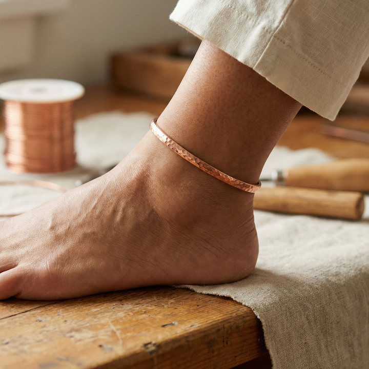 Bracelet de cheville en cuivre martelé
