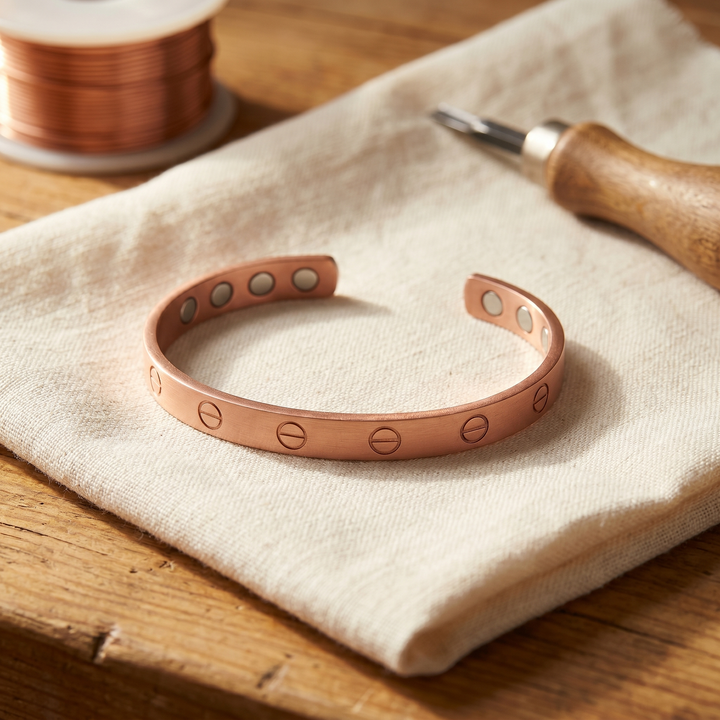 Bracelet en cuivre à motifs de vis