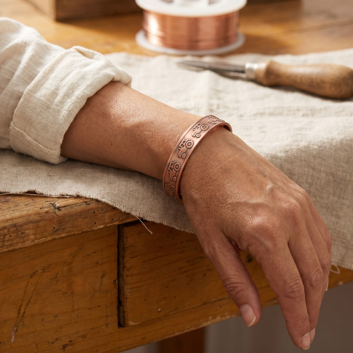 Bracelet en cuivre à motif tracteur