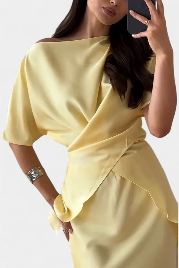 Ensemble Sara avec Top à Épaules Croisées et Jupe Légère