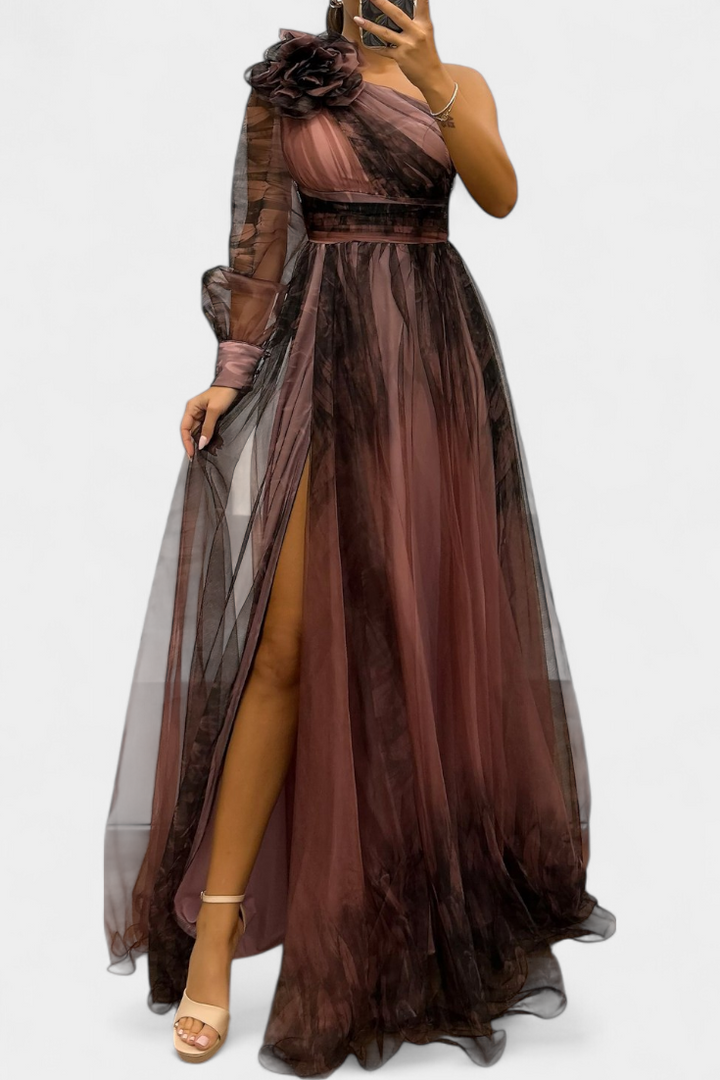 Robe Maxi Natalija en Chiffon avec Épaules Dégagées et Fleur Volumineuse